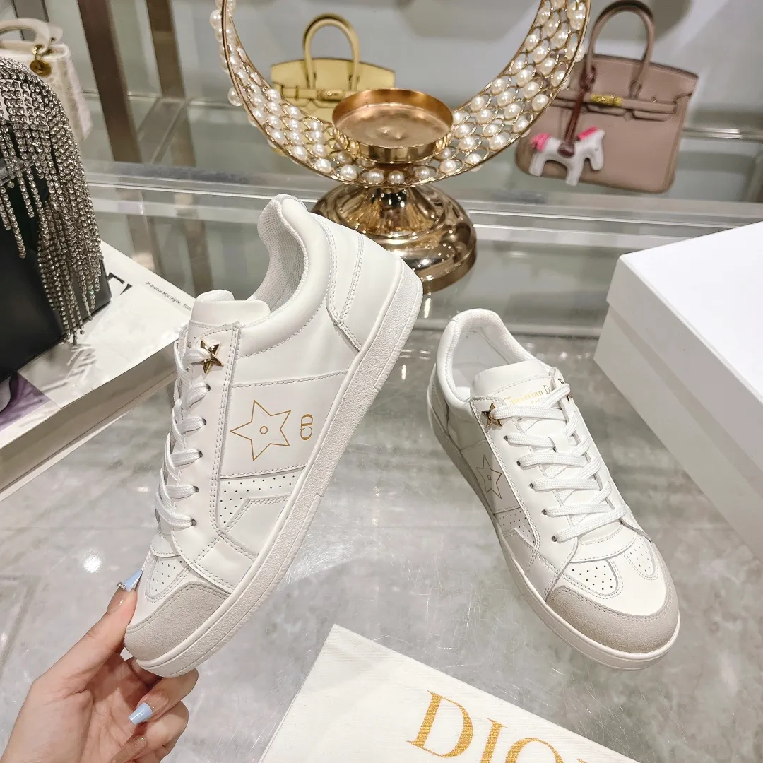 👟👟Ex-factory price 560👟👟Dior2024 new white shoes, Dior Dior Star women's sports shoes, very light summer white shoes. The upper is carefully made of imported suede, decorated with tonal suede panels, metal stars decorate the lace eyelets, and breathable mesh inside. The upper is punched and designed not to stuffy the feet. It is equipped with Christian Dior logo and thin soles. The thick sole is suitable for all seasons! Size: 35-41 (40 and 41 are customized and cannot be returned or exchanged)